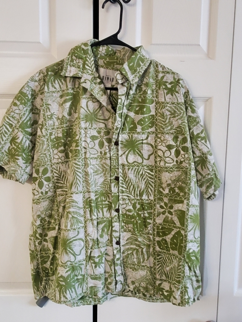 HAWAIIN PRINT SHIRT. MENS SZ MED. MADE IN HAWAII. GREEN WHITE BUTTON UP